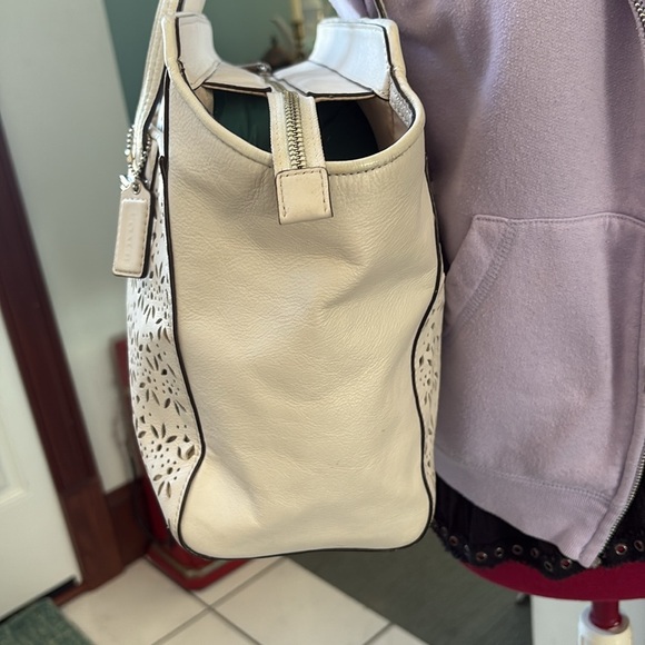 Coach F27391 Taylor eyelet shoulder bag leather cut out off-white eggshell EUC - Picture 6 of 17